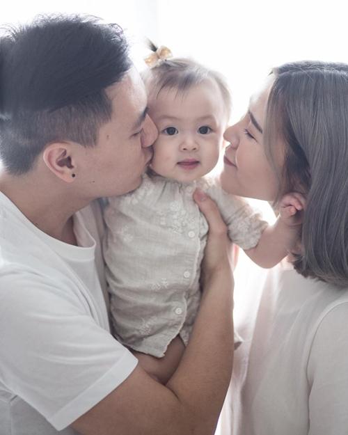 Không lâu sau đó, cặp đôi hạnh phúc chào đón con gái đầu lòng. Những khoảnh khắc hạnh phúc bên con gái được Kiên liên tục chia sẻ trên trang cá nhân.