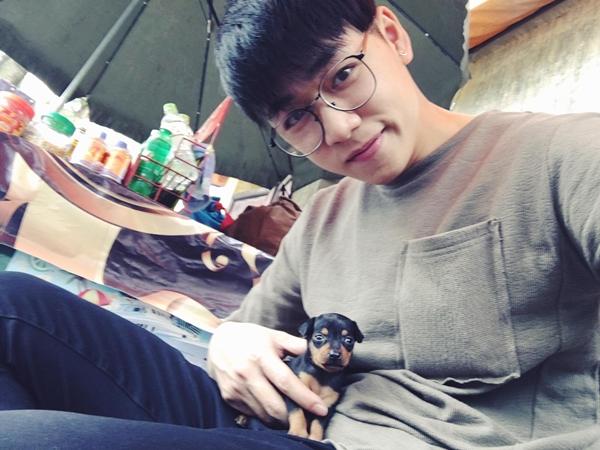 Dù là ông bố một con nhưng chàng trai luôn "nhắng nhít", đáng yêu. Nhìn vẻ bề ngoài của anh, không ai nghĩ hot boy này đã có vợ, con.