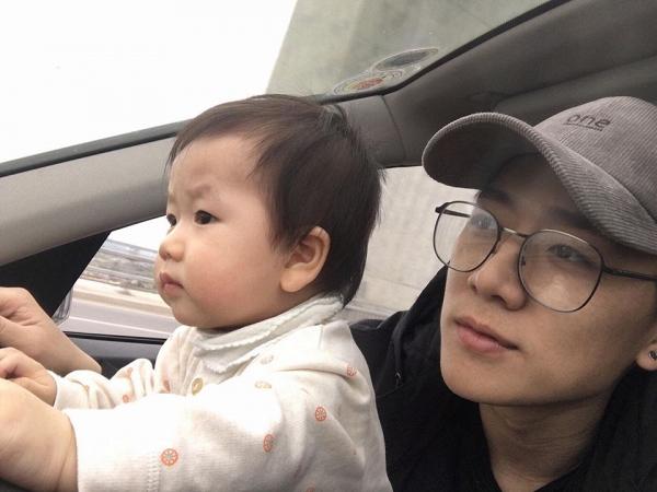 Sau khi kết hôn không lâu, cặp đôi đã đón chào con trai đầu lòng. Khoảnh khắc chơi đùa cùng con được Ba Duy liên tục chia sẻ trên Facebook cá nhân.