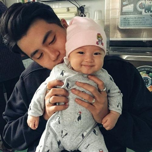 Ông bố trẻ này còn khiến nhiều người nể phục khi "trổ tài" chăm sóc con khi vợ vắng nhà.