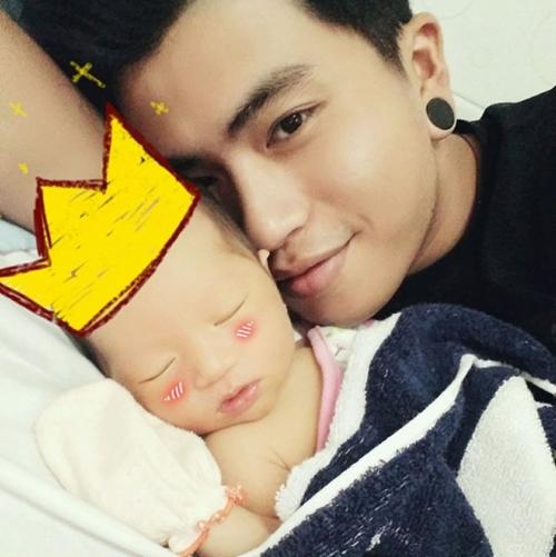 Sau đó không lâu, gia đình anh đón thêm thành viên mới.  Duy Kiên thường xuyên chụp và up ảnh thiên thần nhỏ của mình trên Facebook cá nhân.