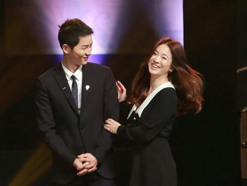 Xem lại loạt ảnh mới thấy cặp đôi Song - Song đã ngấm ngầm diện đồ đôi bấy lâu