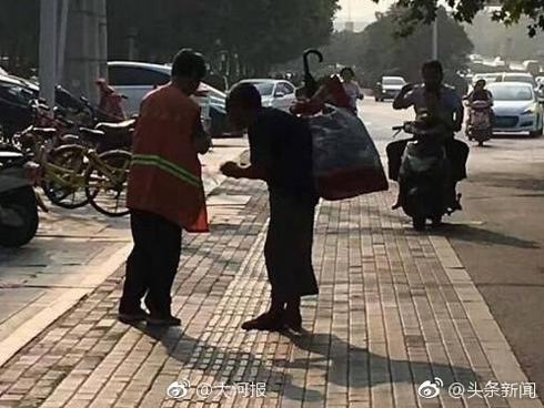 Người thanh niên xuất hiện trong đêm khiến nữ lao công rơi nước mắt-2