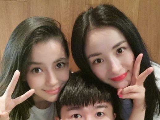 Hai 'mẹ bỉm sữa' Angela Baby và Dương Mịch đẹp không ai nhường ai khi đứng cạnh nhau