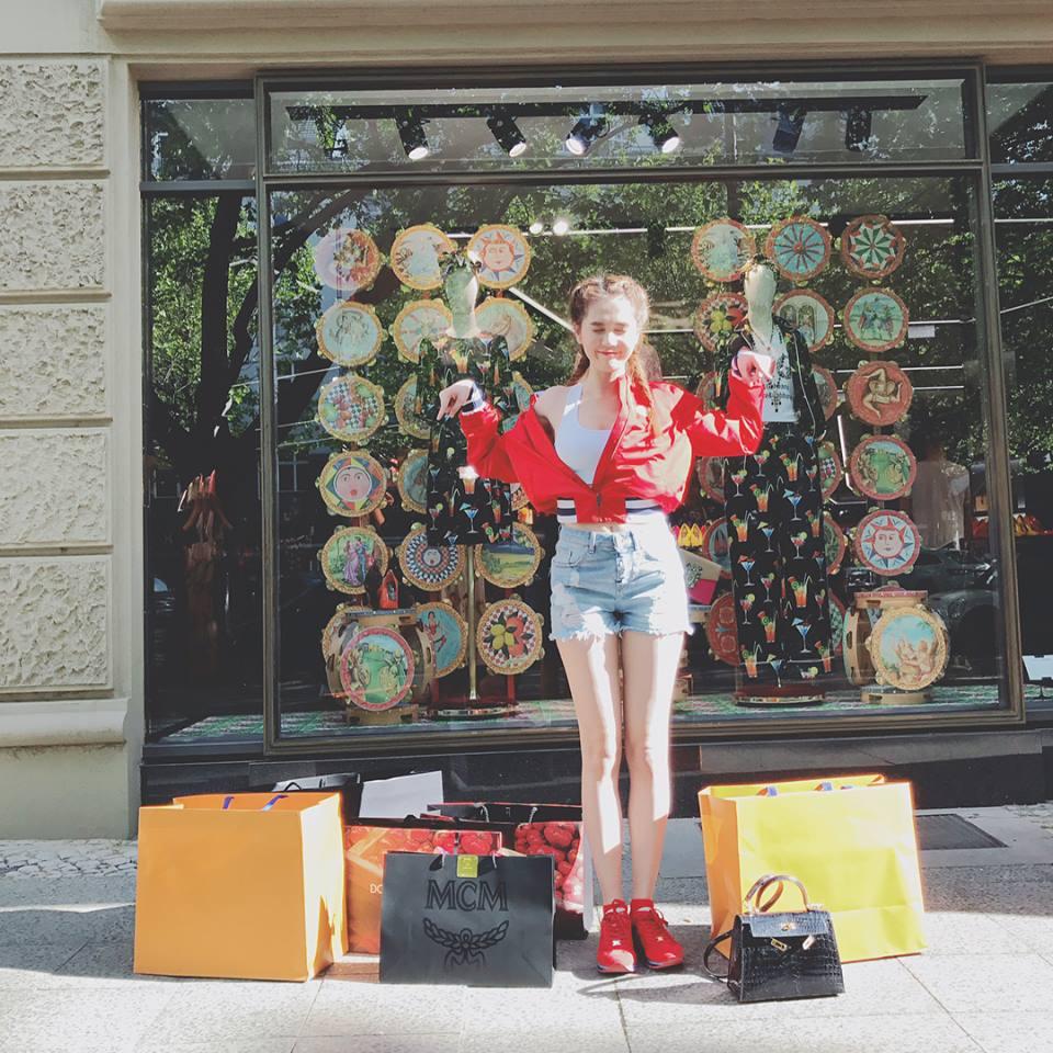 Thời trang của Ngọc Trinh  hóa thân thành 'Em chưa 18'-10