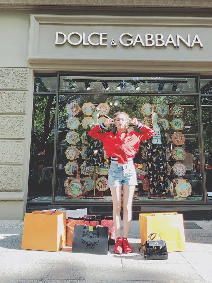 Thời trang của Ngọc Trinh  hóa thân thành 'Em chưa 18'-11