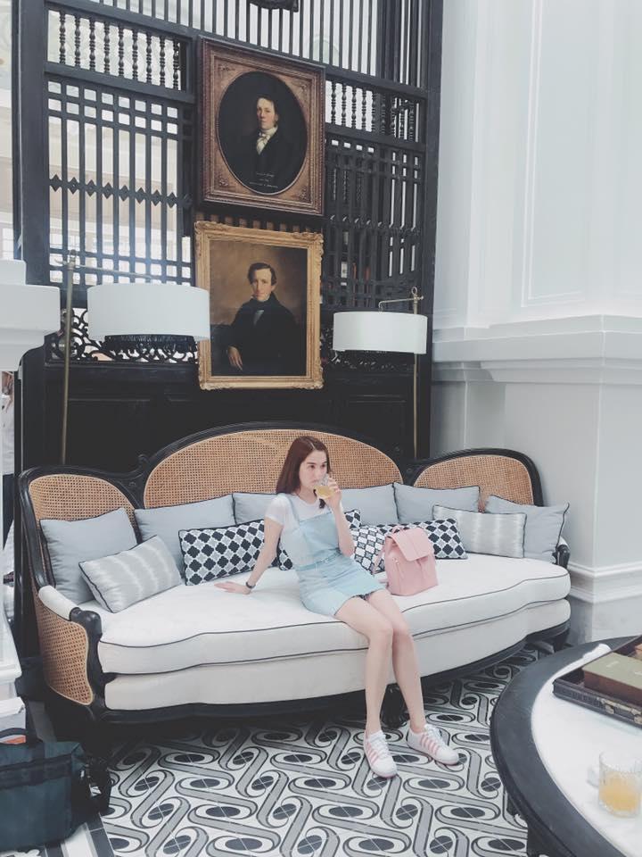 Thời trang của Ngọc Trinh hóa thân thành 'Em chưa 18'-8