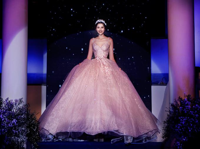 Thời trang thảm đỏ: Phạm Hương - Khánh Ngân lộng lẫy -6