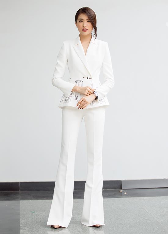 Thời trang thảm đỏ: Phạm Hương - Khánh Ngân lộng lẫy -8