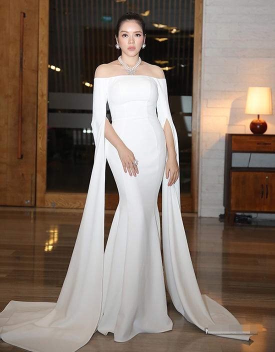 Thời trang thảm đỏ: Phạm Hương - Khánh Ngân lộng lẫy -7