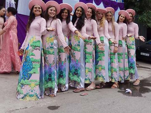 Dàn bê tráp toàn gái Tây diện áo dài truyền thống tươi như hoa 'náo loạn' Hải Phòng