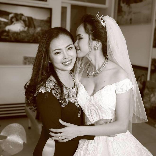 Phát sốt bà mẹ quá trẻ đẹp, chiếm sóng đám cưới con trai-9