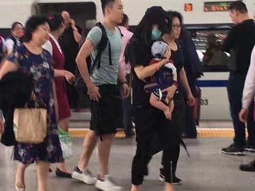 Angela Baby bận bế con đến mấy vẫn không quên che kín mặt quý tử