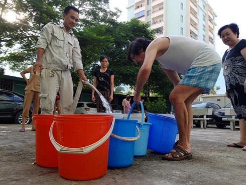 Hàng nghìn cư dân chung cư xếp hàng như thời bao cấp xách từng xô nước sạch