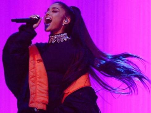 Ariana Grande gặp sự cố sân khấu bất ngờ