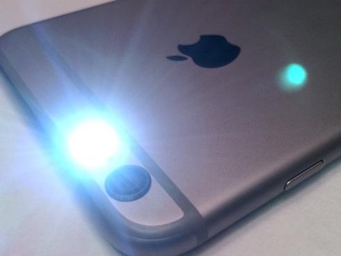 Đèn flash trên iPhone có 4 công dụng siêu hay này mà không ai ngờ tới