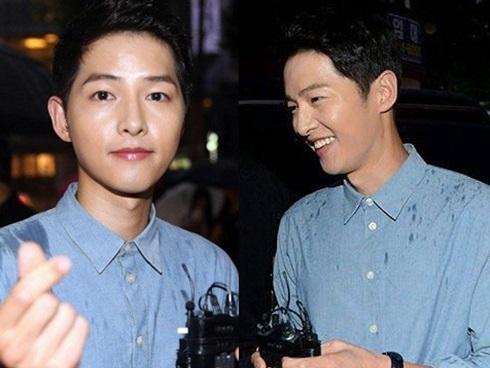 Song Joong Ki cười rạng rỡ dưới mưa, lần đầu xuất hiện sau thông báo kết hôn
