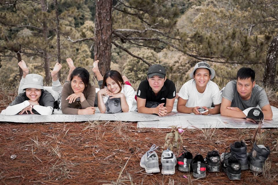 5h, chúng tôi thuê xe ôm chở vào nhà hoa hồng ngay cửa rừng. Chi phí là 250.000 đồng/xe, chở 2 người. Bạn không nên đi xe hơi vì đường xấu, sẽ phải xuống ở điểm cách cửa rừng rất xa.