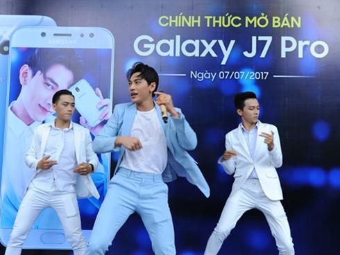 Isaac selfie cùng người hâm mộ ngày mở bán Galaxy J7 Pro