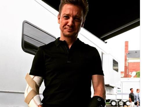 Ngôi sao 'Avengers' Jeremy Renner gãy cả hai tay khi đóng phim