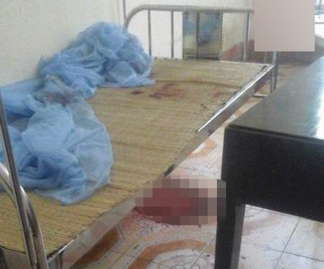 Ngày 1/7, Phòng cảnh sát hình sự - Công an tỉnh Phú Thọ cho biết vừa tạm giữ hình sự Hà Văn Minh - 29 tuổi (trú tại huyện Thanh Thủy, Phú Thọ) để điều tra về hành vi Giết người. Nạn nhân của vụ án là Lê Thị Loan, 28 tuổi (vợ của Minh).Theo thông tin từ cơ quan chức năng, do nghi ngờ vợ có người đàn ông khác nên khi cả 2 đi chăm con tại bệnh viện, Minh đã dùng dao đâm vợ nhiều nhát khiến nạn nhân tử vong.