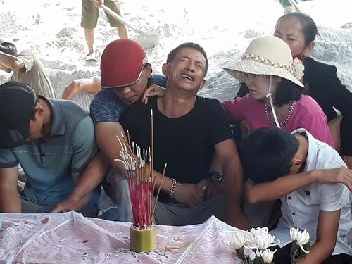 Bé trai mất tích ở Quảng Bình: Bố ngã quỵ bên linh cữu con