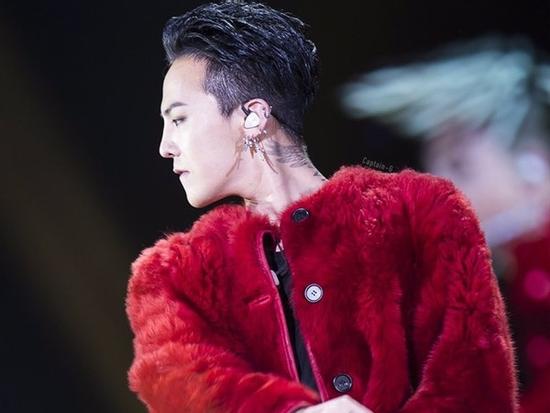 G-Dragon may mắn thoát chấn thương sau pha 'lọt hố' trên sân khấu