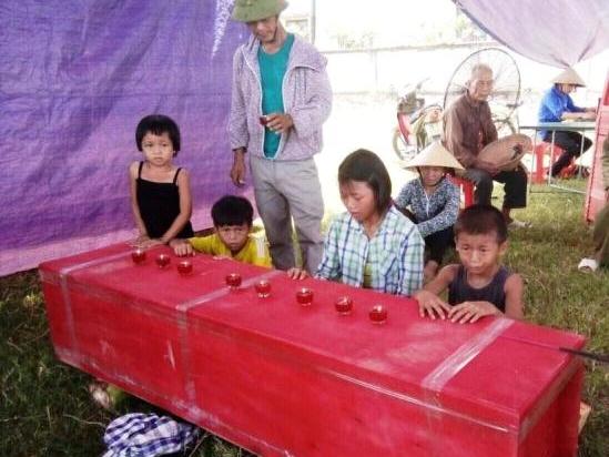 Hà Tĩnh: Đi thu ống lươn, phát hiện thi thể 1 phụ nữ bên vệ đường