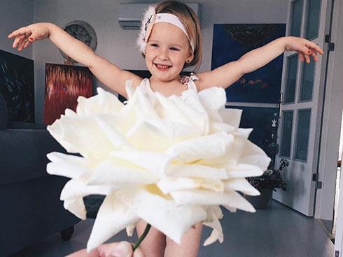 Cô bé 3 tuổi nổi tiếng với bộ ảnh chụp cùng hoa quả độc đáo