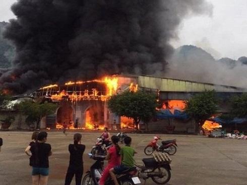Lạng Sơn: Chợ cửa khẩu Tân Thanh bốc cháy dữ dội