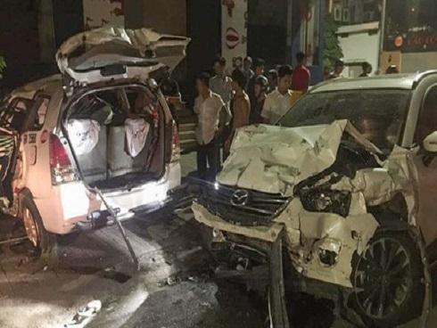 Bảo vệ lái xe của khách tông taxi lật nhiều vòng, 2 người trọng thương