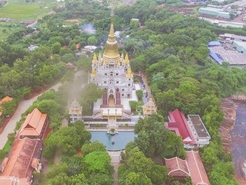 Chùa vàng Bửu Long rực rỡ trong màn mưa