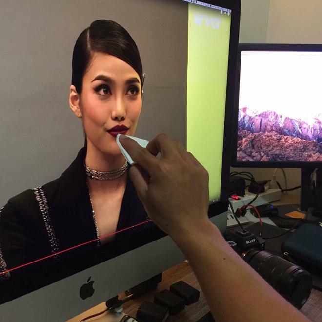 Chết cười xem clip chuyên gia trang điểm Nam Trung 'trị môi thâm' cho Lan Khuê -6