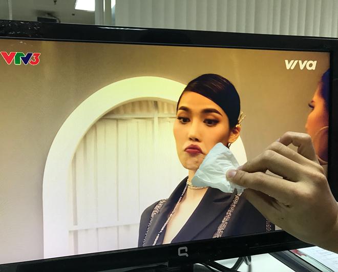 Chết cười xem clip chuyên gia trang điểm Nam Trung 'trị môi thâm' cho Lan Khuê -8