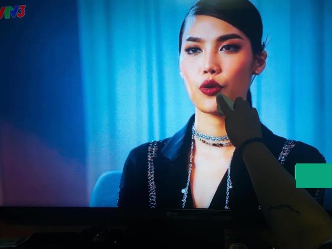Chết cười xem clip chuyên gia trang điểm Nam Trung 'trị môi thâm' cho Lan Khuê -9