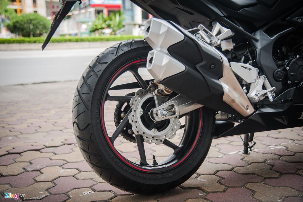 Cặp ống xả đôi nổi bật phía đuôi xe. Mẫu sportbike này sử dụng vành đúc 7 chấu sơn đen kích thước 17 inch, lốp trước 110/70, lốp sau 140/70 .