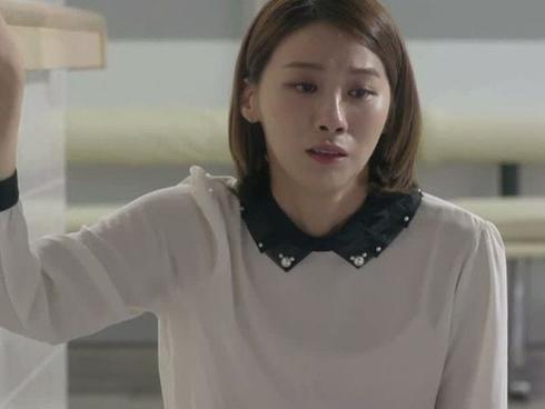 Nguyên nhân đằng sau vẻ bối rối của chồng và bạn thân khi gặp nhau khiến cô vợ tan nát cõi lòng