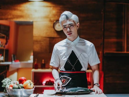 Erik từng bị các bầu show ngó lơ, nhốt mình trong nhà sau scandal