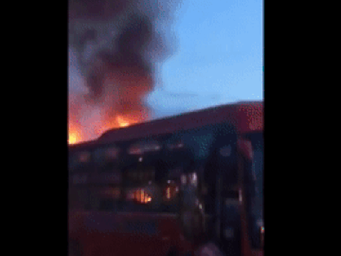 Xe khách đang chạy phát nổ và bốc cháy, 40 người thoát chết