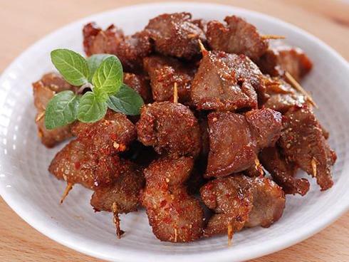 Thịt xiên tăm chiên giòn thơm ngon không tả nổi, đánh bay mấy bát cơm