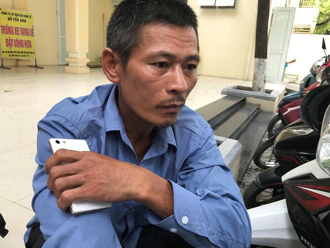 Người nhà nạn nhân thất thần trước vụ việc của con