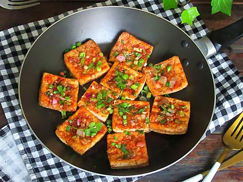 Chỉ là đậu phụ chiên sốt thôi mà, có cần ngon thế này không?