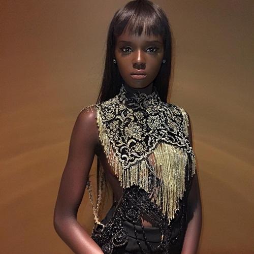 Duckie Thot (người Australia) được xem là phiên bản đời thực của búp bê Barbie bởi cô sở hữu ngoại hình hoàn hảo nhiều cô gái trẻ mơ ước. Những đường nét trên khuôn mặt của Duckie giống hệt khuôn mặt nhỏ nhắn với tỷ lệ vàng của búp bê Barbie nổi tiếng.