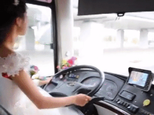 Đám cưới 'chất nhất quả đất': Cô dâu xinh đẹp lái xe buýt đi rước chú rể