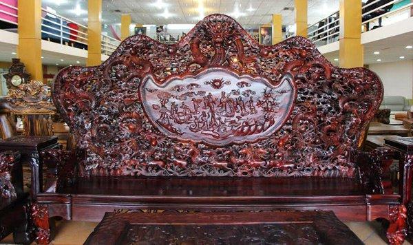 Một băng ghế dài với kích thước dài 340cm, cao 210 cm, nặng gần 4 tấn