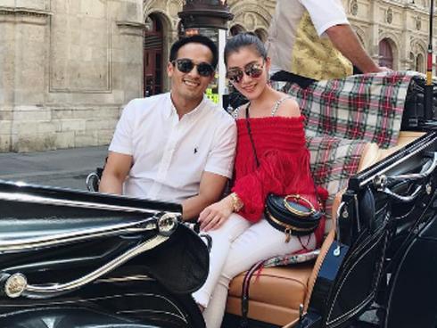 Choáng với chuyện tình của nữ MC ảo vừa gặp đã kết hôn-4