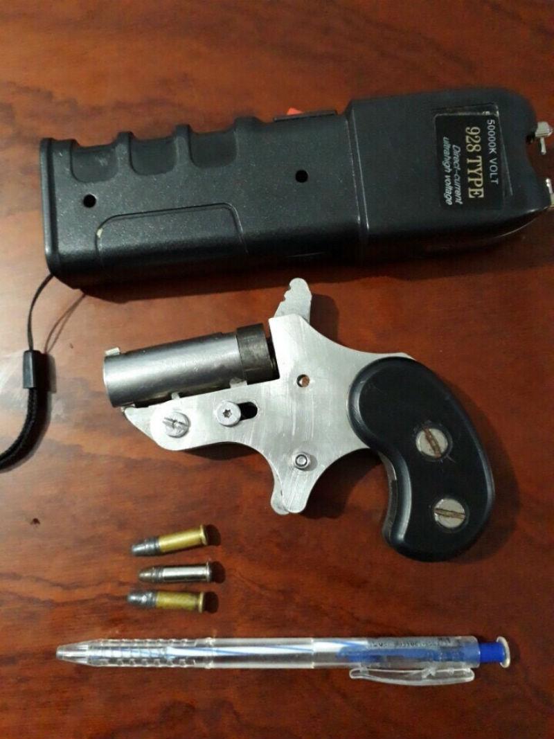 Tang vật súng đạn mà đối tượng Út trữ trong người