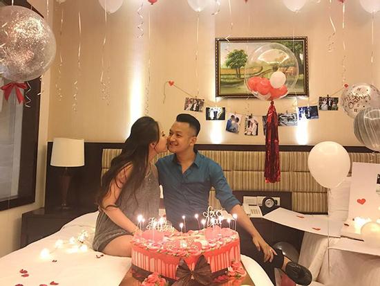 Hotgirl 4 năm yêu tặng 1.000 bông hồng, bầu 9 tháng làm sinh nhật 'khủng' cho chàng xong mới đi đẻ