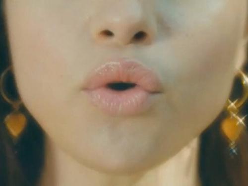 Selena Gomez khoe bờ môi bóng quyến rũ nhá hàng bài hát mới