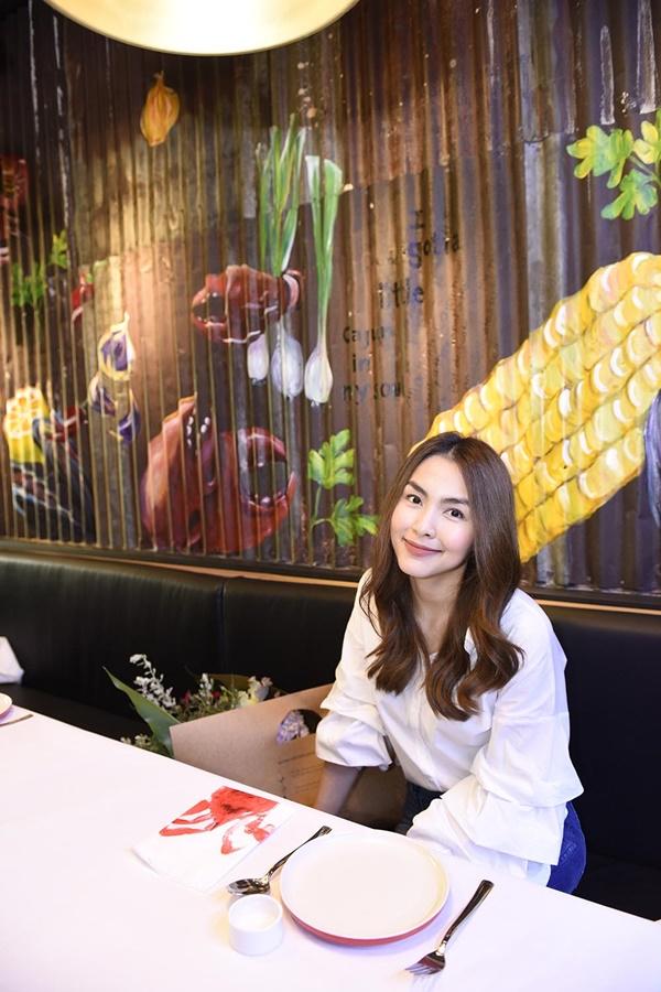 Tăng Thanh Hà xuất hiện tươi tắn cùng ông xã sau 4 tháng sinh con -1